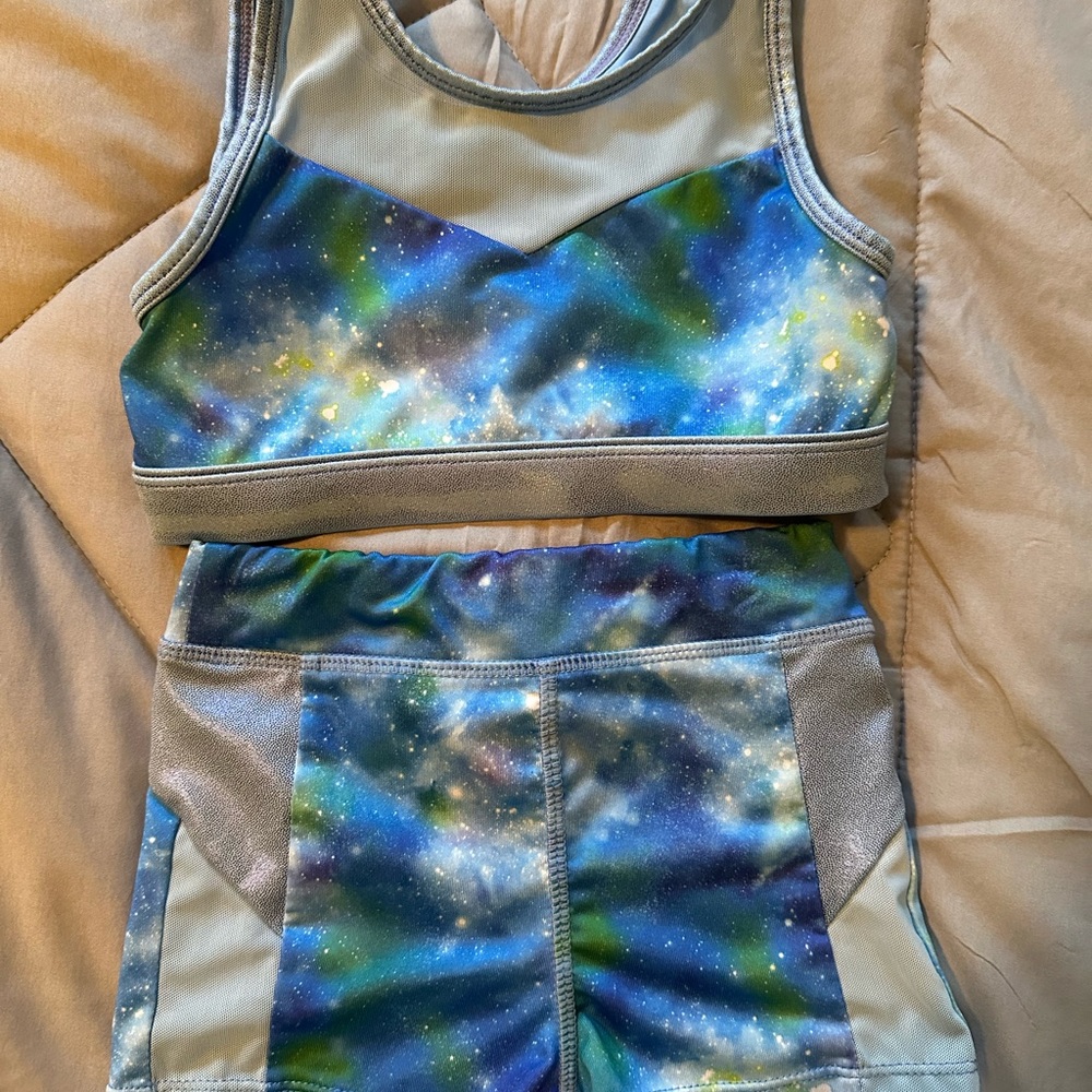 S(6/6X) sports bra & stretch athletic shorts outfit